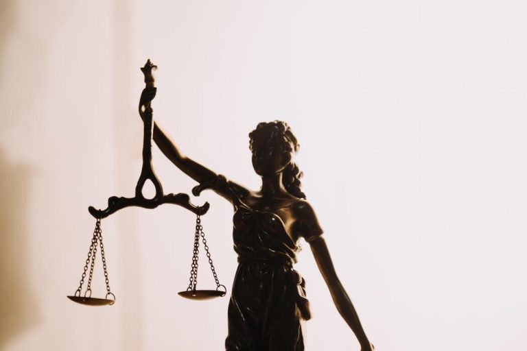 la justice protège les familles marseillaises d'expulsion malgré une condamnation, assurant leur maintien dans leurs logements et défendant leurs droits fondamentaux.